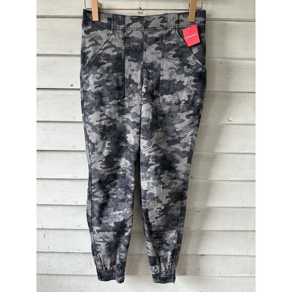 SPANX Pants - BNWT Spanx Stretch Twill Cargo Jogger Blackwash Camo Size Large